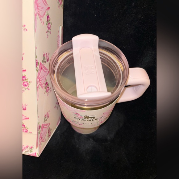 STANLEY X LOVESHACKFANCY HOLIDAY QUENCHER - 20oz in Rosa Beaux Pink -NEW in Box! - Picture 5 of 6